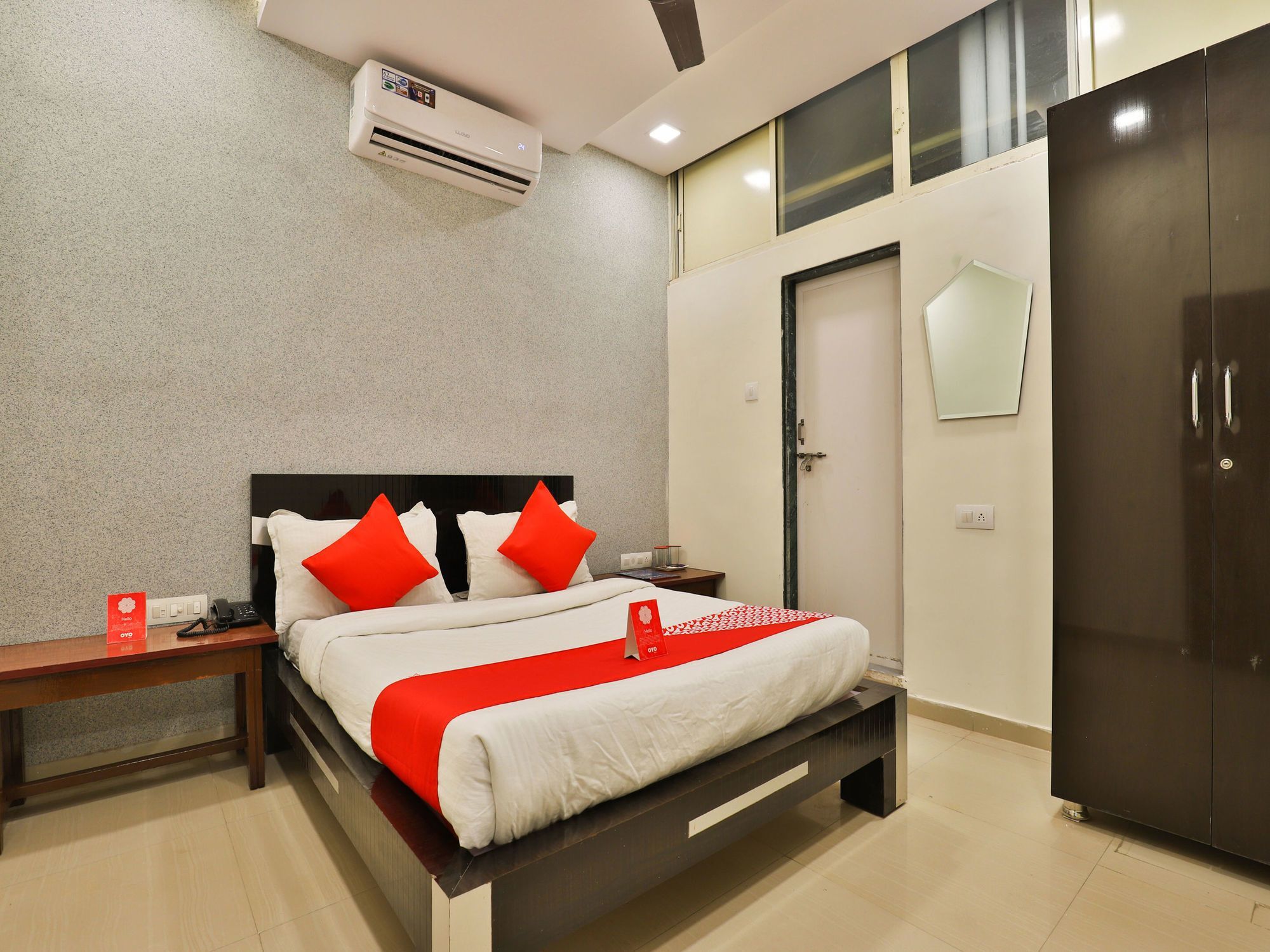 Oyo 13535 Aakash Hotel Ahmadábád Kültér fotó